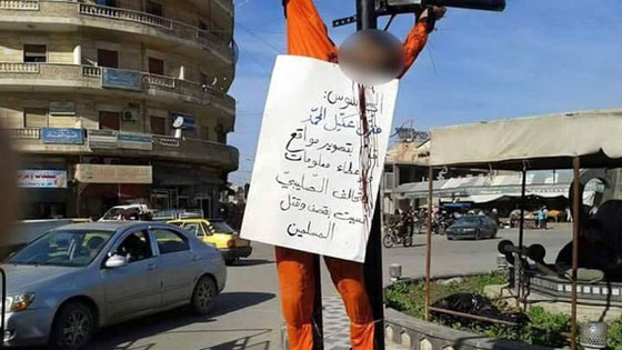  صلب الناس والقائهم من علو مشهد عادي في الرقة الداعشية صورة رقم 1