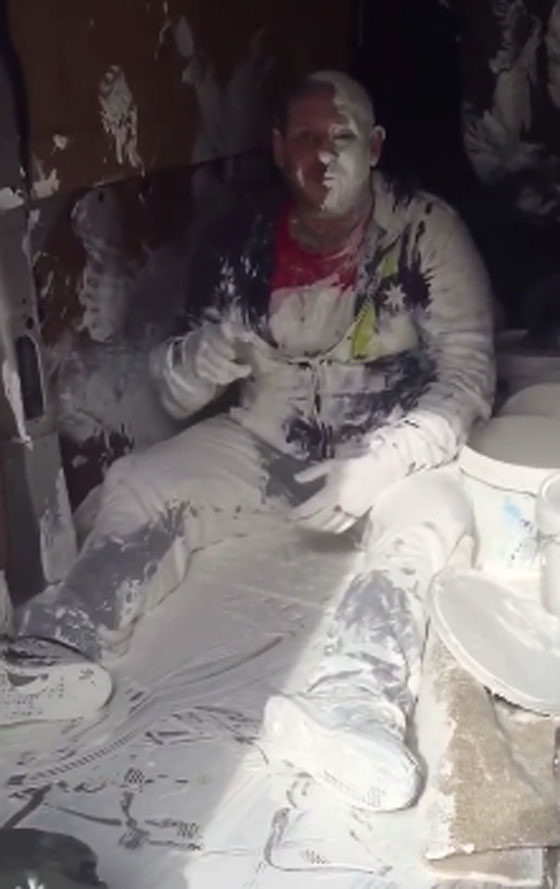 فرملة مفاجئة تتسبب بطلاء عامل باللون الابيض.. فيديو صورة رقم 1