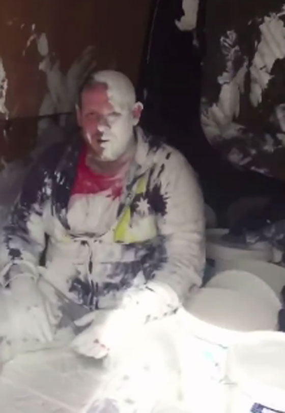 فرملة مفاجئة تتسبب بطلاء عامل باللون الابيض.. فيديو صورة رقم 2