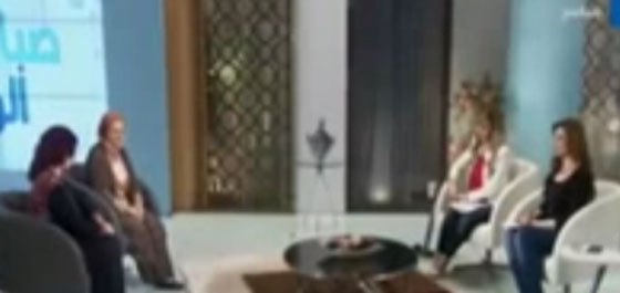 متصلة تطلب يد مذيعة للزواج من شقيقها على الهواء.. فيديو صورة رقم 1