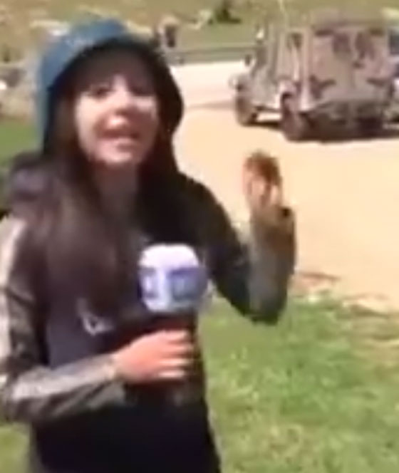  مراسلة فلسطينية تلقن مستوطنا اسرائيليا درسا وتصفه بالقذارة! صورة رقم 2