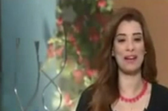 متصلة تطلب يد مذيعة للزواج من شقيقها على الهواء.. فيديو صورة رقم 3