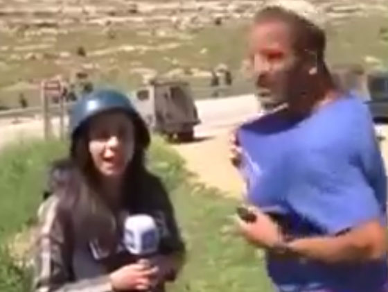  مراسلة فلسطينية تلقن مستوطنا اسرائيليا درسا وتصفه بالقذارة! صورة رقم 4