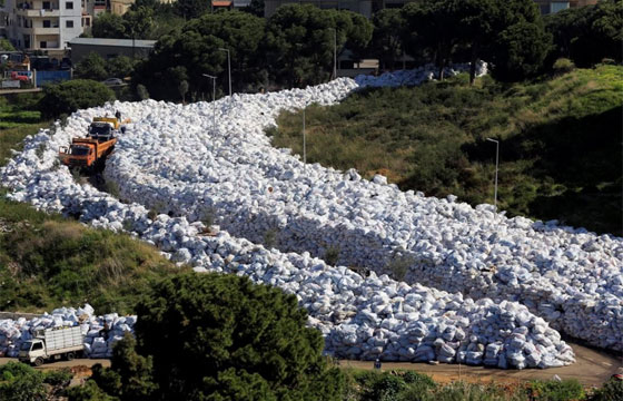  عائلة لبنانية تفضل هول الحرب في سوريا على رائحة النفايات في لبنان صورة رقم 5