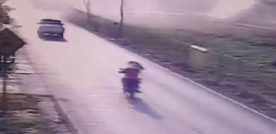 فيديو مروع.. لحظة اصطدام قطار بحافلة يوقع 3 قتلى وجرحى صورة رقم 2