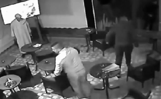 شاب يعتدي على آخر بالسيف في مقهى بالمغرب.. فيديو صورة رقم 1