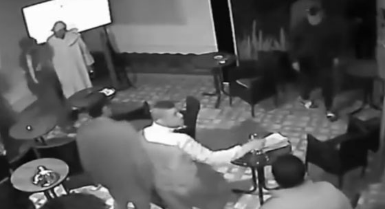 شاب يعتدي على آخر بالسيف في مقهى بالمغرب.. فيديو صورة رقم 2