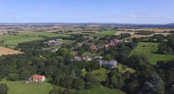 قرية تضم قصرا و43 منزلا للبيع بسعر معقول صورة رقم 1