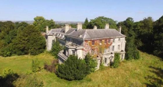 قرية تضم قصرا و43 منزلا للبيع بسعر معقول صورة رقم 3