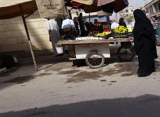 ابتسامة امام المرآة وسط سواد قاتل يفرضه داعش في الرقة السورية صورة رقم 3