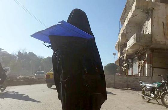 ابتسامة امام المرآة وسط سواد قاتل يفرضه داعش في الرقة السورية صورة رقم 2