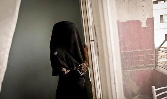 ابتسامة امام المرآة وسط سواد قاتل يفرضه داعش في الرقة السورية صورة رقم 4