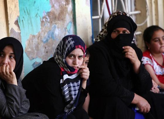 ابتسامة امام المرآة وسط سواد قاتل يفرضه داعش في الرقة السورية صورة رقم 5