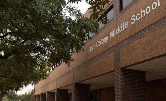 طرد معلمة امريكية وصفت طالبا مسلما بالارهابي امام زملائه صورة رقم 5