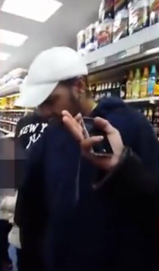 منقبة تتعرض لهجوم كاسح من بريطاني شرس يشبهها بباتمان!! صورة رقم 2