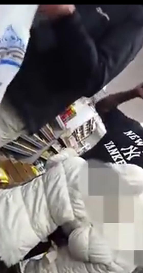 منقبة تتعرض لهجوم كاسح من بريطاني شرس يشبهها بباتمان!! صورة رقم 3