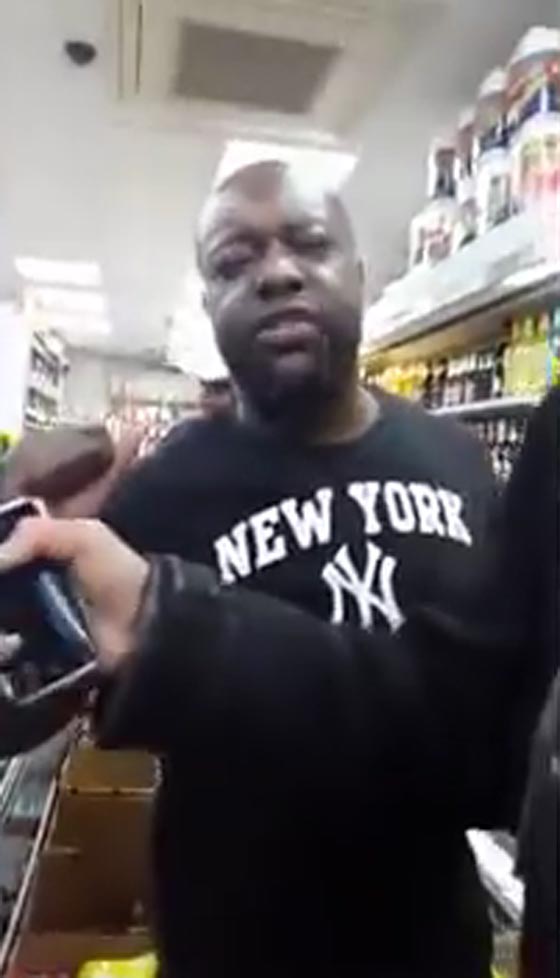 منقبة تتعرض لهجوم كاسح من بريطاني شرس يشبهها بباتمان!! صورة رقم 5