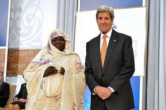 وزير الخارجية الامريكية يكرم بائعة شاي سودانية صورة رقم 2