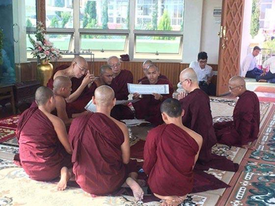 رئيس يتخلى عن السياسة لينضم الى  سلك الكهنوت ويصبح راهبا!! صورة رقم 2