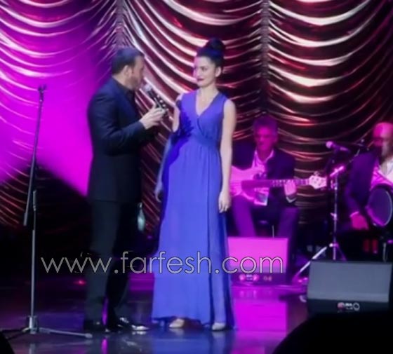 فيديو كاظم الساهر يساعد شابا في عرض زواج لحبيبته أمام الجمهور صورة رقم 1
