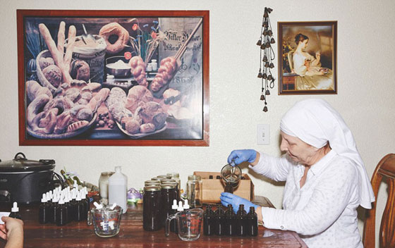 هكذا تساعد راهبات الماريجوانا الناس بشكل مختلف ويحظين بالمغفرة صورة رقم 6