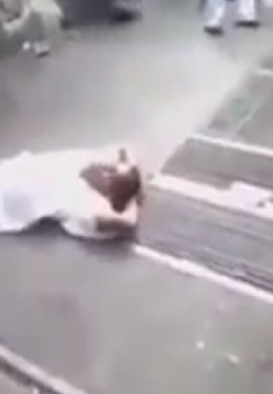 جريمة في شوارع كراكاس.. تعذيب رجل وحرقه حيا صورة رقم 1