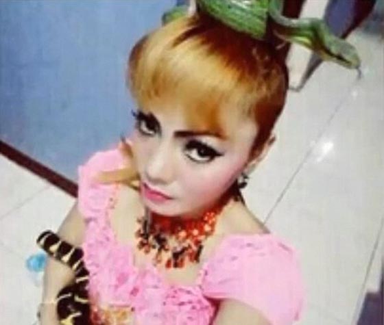  وفاة مغنية بوب شابة لدغتها افعى كوبرا على المسرح.. فيديو صورة رقم 6