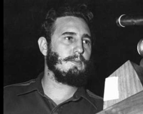 فيدل كاسترو في ظهور نادر يتحدث لطلاب عن بطلة ثورية صورة رقم 6