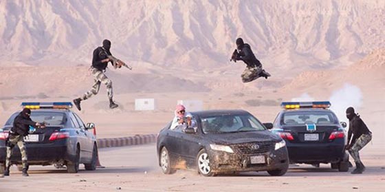 قفزة مذهلة لجنديين بقوات الطوارئ السعودية تحظى بإعجاب واسع صورة رقم 1 قفزة مذهلة لجنديين بقوات الطوارئ السعودية تحظى بإعجاب واسع صورة رقم 1