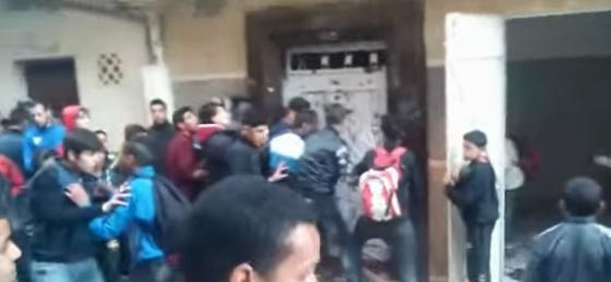  مغاربة يثورون على مشعوذة ويحطمون منزلها على راسها.. فيديو صورة رقم 1