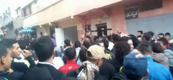  مغاربة يثورون على مشعوذة ويحطمون منزلها على راسها.. فيديو صورة رقم 2