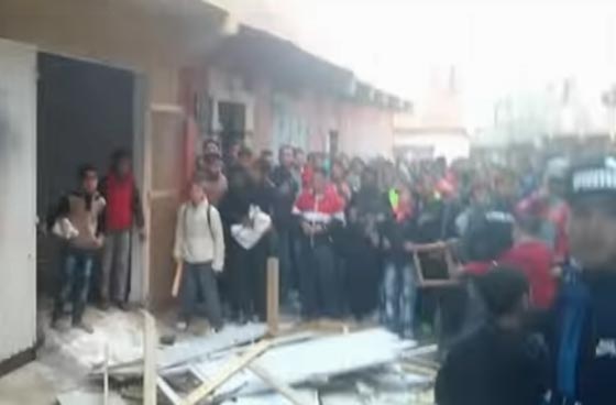  مغاربة يثورون على مشعوذة ويحطمون منزلها على راسها.. فيديو صورة رقم 3