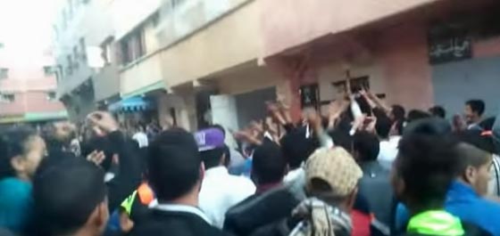  مغاربة يثورون على مشعوذة ويحطمون منزلها على راسها.. فيديو صورة رقم 4