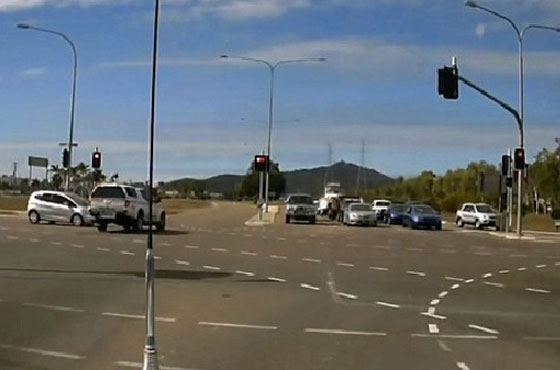 ظهور مفاجئ لسيارة من اللاشيء يوقع حادثا غريبا صورة رقم 1