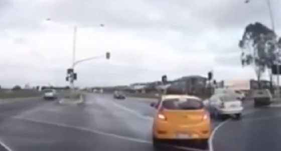 ظهور مفاجئ لسيارة من اللاشيء يوقع حادثا غريبا صورة رقم 2