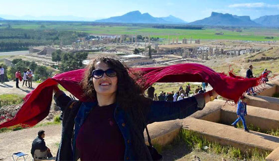 نساء اجنبيات يتضامن مع اخواتهن الايرانيات بخلعهن لاحجبتهن!! صورة رقم 3