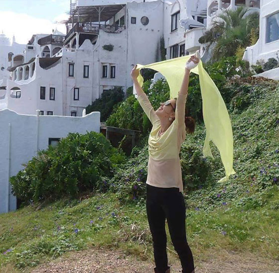 نساء اجنبيات يتضامن مع اخواتهن الايرانيات بخلعهن لاحجبتهن!! صورة رقم 5