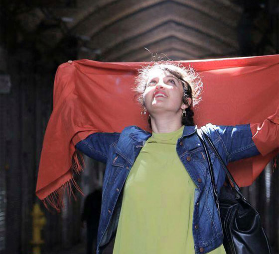 نساء اجنبيات يتضامن مع اخواتهن الايرانيات بخلعهن لاحجبتهن!! صورة رقم 8