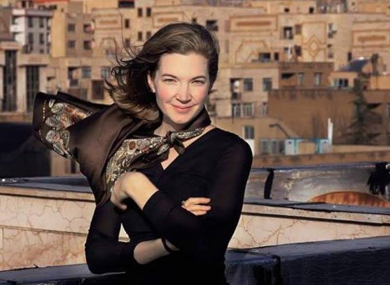 نساء اجنبيات يتضامن مع اخواتهن الايرانيات بخلعهن لاحجبتهن!! صورة رقم 7