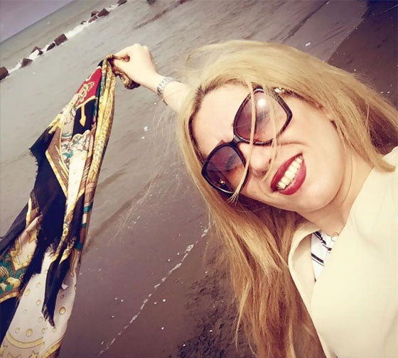 نساء اجنبيات يتضامن مع اخواتهن الايرانيات بخلعهن لاحجبتهن!! صورة رقم 6