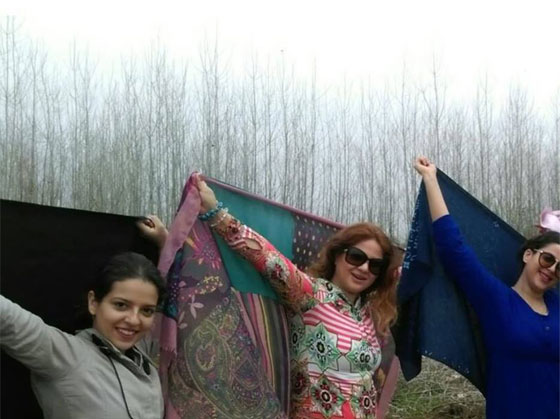 نساء اجنبيات يتضامن مع اخواتهن الايرانيات بخلعهن لاحجبتهن!! صورة رقم 9