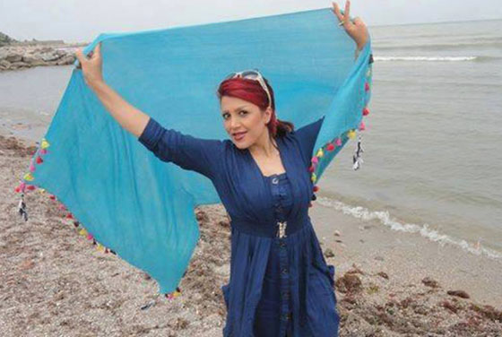 نساء اجنبيات يتضامن مع اخواتهن الايرانيات بخلعهن لاحجبتهن!! صورة رقم 10