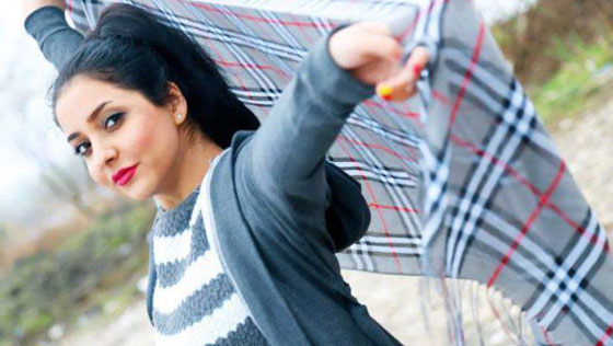 نساء اجنبيات يتضامن مع اخواتهن الايرانيات بخلعهن لاحجبتهن!! صورة رقم 11