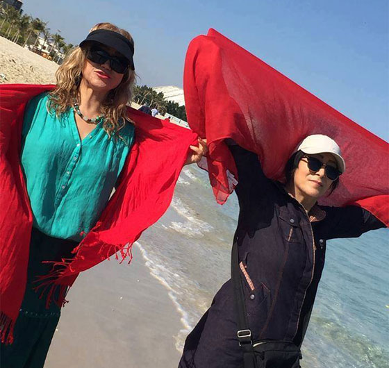 نساء اجنبيات يتضامن مع اخواتهن الايرانيات بخلعهن لاحجبتهن!! صورة رقم 12