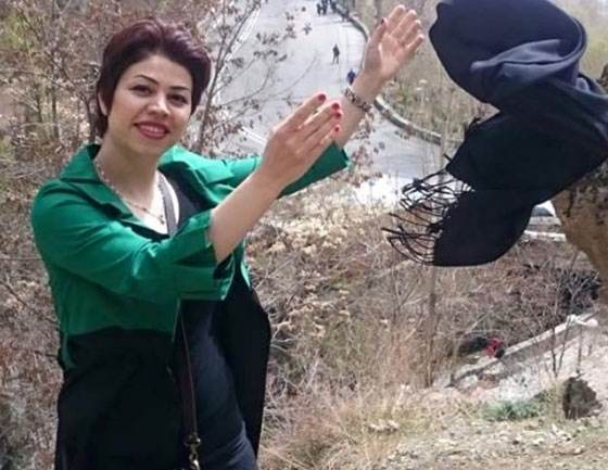 نساء اجنبيات يتضامن مع اخواتهن الايرانيات بخلعهن لاحجبتهن!! صورة رقم 15