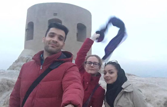 نساء اجنبيات يتضامن مع اخواتهن الايرانيات بخلعهن لاحجبتهن!! صورة رقم 14