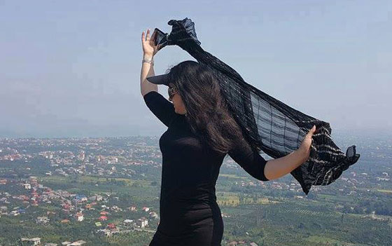 نساء اجنبيات يتضامن مع اخواتهن الايرانيات بخلعهن لاحجبتهن!! صورة رقم 13