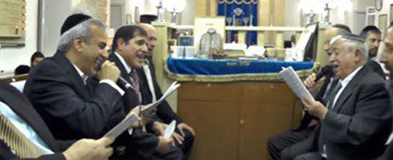 فيديو غريب: يهود متدينون داخل معبد يرتلون ترنيمة بالعبرية على لحن (على حسبي وداد) صورة رقم 1 فيديو غريب: يهود متدينون داخل معبد يرتلون ترنيمة بالعبرية على لحن (على حسبي وداد) صورة رقم 1