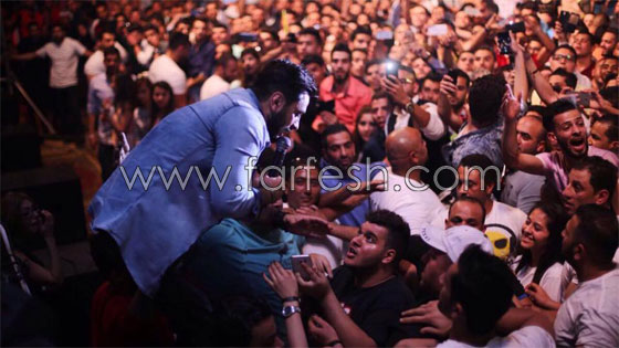 فيديو تامر حسني مع فتاة اردنية طبعت قبلة على خدّه في مطار عمان صورة رقم 2