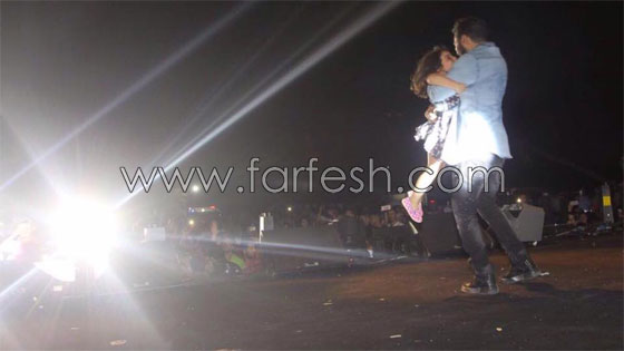 فيديو تامر حسني مع فتاة اردنية طبعت قبلة على خدّه في مطار عمان صورة رقم 12